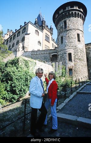 Monika Hauff und Klaus Dieter Henkler ist das Gesangsduo Hauff und Henkler. Hier auf einer Stadttour durch Wernigerode am Schloss, Deutschland um 2000. Stockfoto
