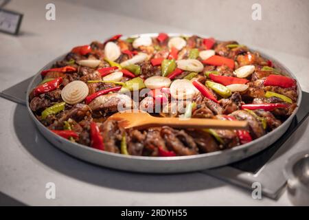 Lammhals-Kebab mit Zwiebeln und Gemüse auf einem Tablett im Hotelrestaurant. Stockfoto