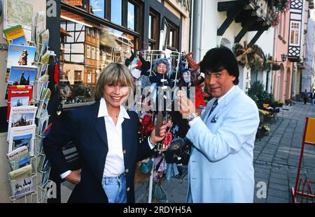 Monika Hauff und Klaus Dieter Henkler ist das Gesangsduo Hauff und Henkler. Hier an einem Souvenirladen auf einer Stadttour durch Wernigerode, Deutschland um 2000. Stockfoto