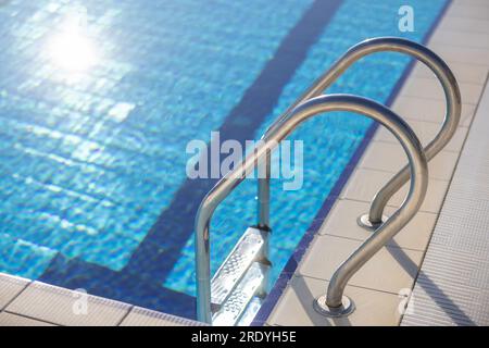 Moderner blauer Pool mit Stufen aus Edelstahl. Stockfoto