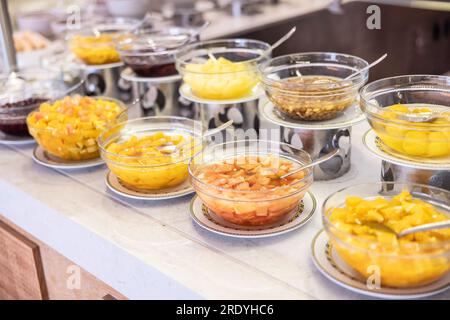 Obstkompott in Schüsseln auf den Buffettischen im Hotelrestaurant. Stockfoto