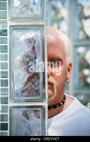 DJ Ötzi, bürgerlich Gerhard Gerry Friedle, zwischen Glasbausteinen im Urlaub im sonnigen Süden, 2000. Stockfoto