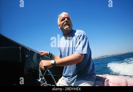 DJ Ötzi, bürgerlich Gerhard Gerry Friedle, auf einem Motorboot im Urlaub im sonnigen Süden, 2000. Stockfoto