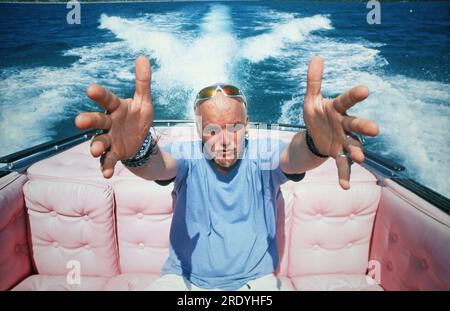 DJ Ötzi, bürgerlich Gerhard Gerry Friedle, auf einem Motorboot im Urlaub im sonnigen Süden, 2000. Stockfoto