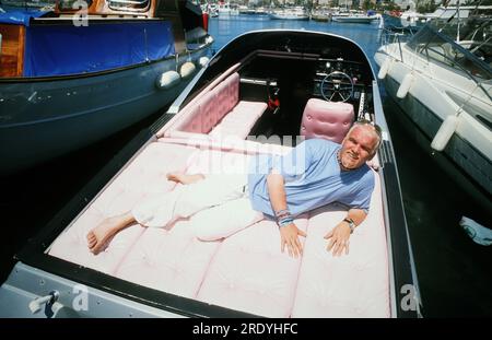 DJ Ötzi, bürgerlich Gerhard Gerry Friedle, auf einem Motorboot im Urlaub im sonnigen Süden, 2000. Stockfoto