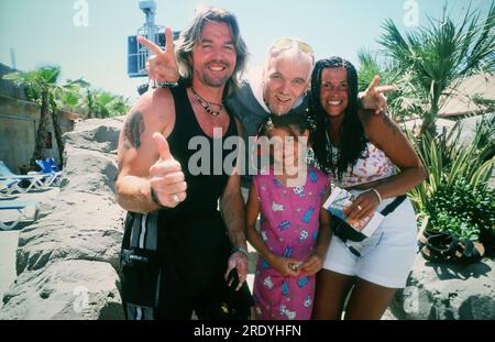 DJ Ötzi, bürgerlich Gerhard Gerry Friedle, posiert mit Fans im Urlaub im sonnigen Süden, 2000. Stockfoto