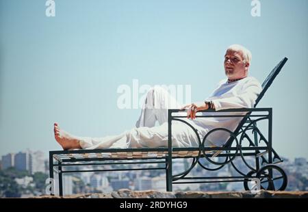 DJ Ötzi, bürgerlich Gerhard Gerry Friedle, im Liegestuhl im Urlaub im sonnigen Süden, 2000. Stockfoto