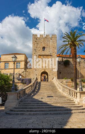 Der Turm Revelin aus dem 13. Jahrhundert, auch „Turm des Südlandstors“ genannt, ist der südliche Eingang in die Altstadt von Korcula Stockfoto