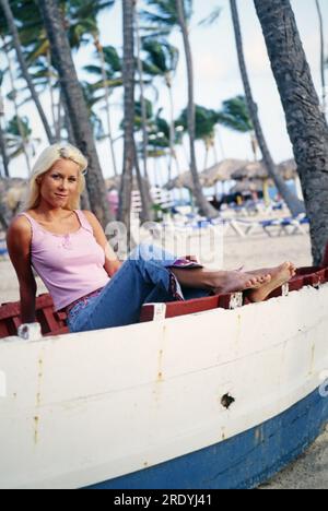 Simone Stelzer, österreichische Schlagersängerin und Schauspielerin, bei einem Promofotoshooting am Strand, Dominikanische Republik 2000. Stockfoto
