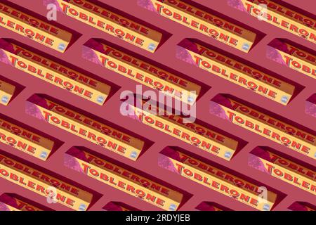 Tobleronmuster. Schweizer Schokolade mit aufgebrühtem Mandelnougat. Neues Berglogo auf pinkfarbenem Hintergrund. Süßigkeiten sind ein klassisches Souvenir der Schweiz, Mondelez. Kiew, Ukraine - 10. Juli 2023 Stockfoto