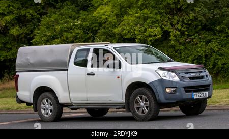 Milton Keynes, Großbritannien - Juli 21. 2023: 2012 weißer Isuzu D max Lkw, der auf einer englischen Straße fährt Stockfoto