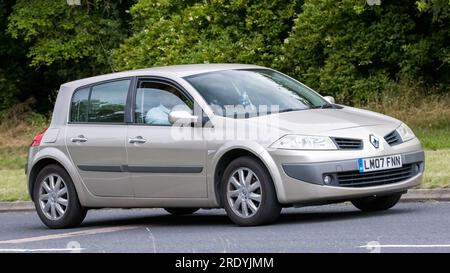 Milton Keynes, UK - Juli 21. 2023: 2007 goldenes Renault Megane Auto, das auf einer englischen Straße fährt Stockfoto