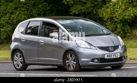 Milton Keynes, Großbritannien - 21. 2023. Juli: 2011 Honda Jazz Car fährt auf einer englischen Straße Stockfoto