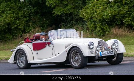 Milton Keynes, Großbritannien - Juli 21. 2023: 2012 weißes Morgan Roadster Auto auf einer englischen Straße Stockfoto