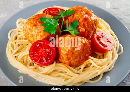 Köstliche Fleischbällchen aus truthahn in scharfer Tomatensauce serviert mit Pasta, Nahaufnahme Stockfoto