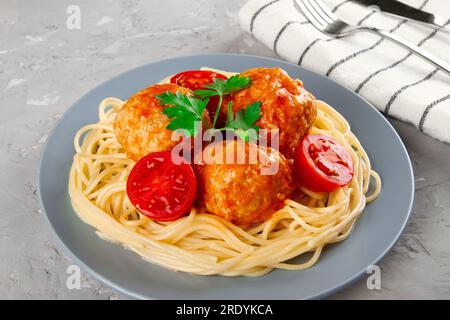 Gekochte Spaghetti und Fleischbällchen mit Tomatensoße, Nahaufnahme Stockfoto