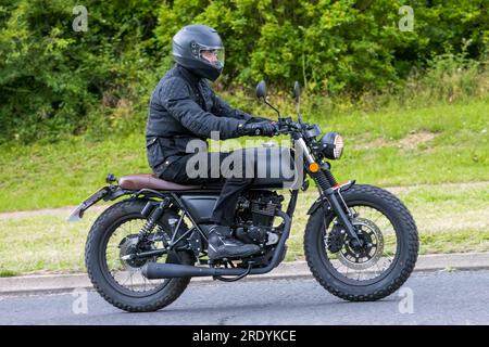 Milton Keynes, Großbritannien - Juli 21. 2023: 2023 Mutt Akita 125 Motorrad auf einer englischen Straße Stockfoto