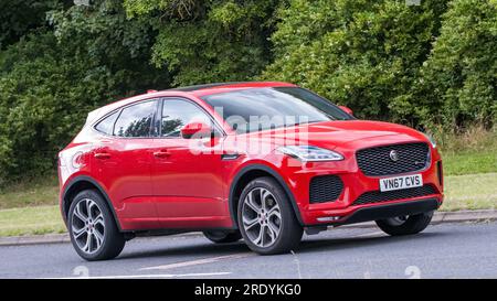 Milton Keynes, Großbritannien - Juli 21. 2023: 2017 roter Jaguar E-PACE suv, der auf einer englischen Straße fährt Stockfoto