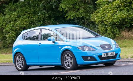 Milton Keynes, Großbritannien - Juli 21. 2023: 2012 Blue Seat Leon Auto, das auf einer englischen Straße fährt Stockfoto