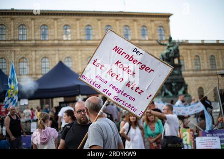 München, Deutschland. 19. Juli 2023. Hunderte nahmen an einer Demonstration der Münchner Stände ( MSA ) Teil. Sie fordern eine Neubewertung der Covid-Maßnahmen unter dem Slogan "Tote Medizin und organisierte Kriminalität". (Foto: Alexander Pohl/Sipa USA) Guthaben: SIPA USA/Alamy Live News Stockfoto