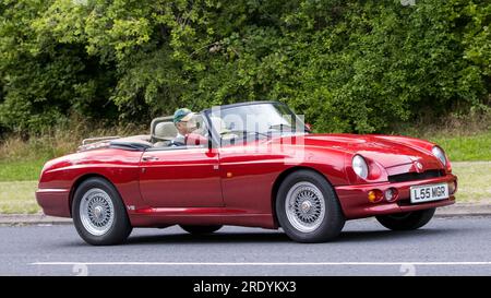 Milton Keynes, UK - Juli 21. 2023: 1993 MG RV8 Auto fährt auf einer englischen Straße Stockfoto