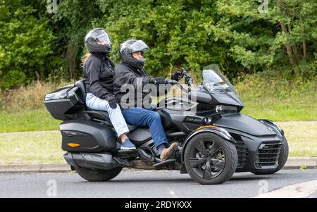 Milton Keynes, Großbritannien - Juli 21. 2023: 2022 BRP CAN-am Spyder F3 Limited 3-rädriges Motorrad, das auf einer englischen Straße fährt Stockfoto