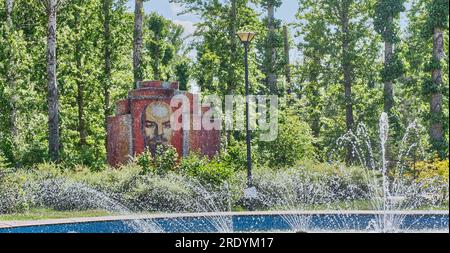 Kasan, Russland - 9. Juni 2023: Wasserstrahlen und Wassertropfen. Ein restauriertes Denkmal mit einem Mosaikporträt von Lenin aus der sowjetära. Karim T Stockfoto