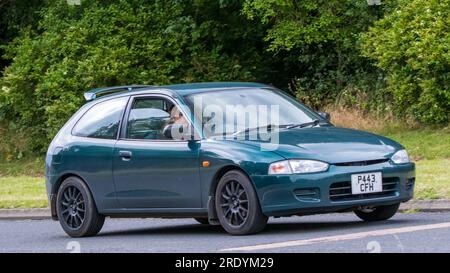 Milton Keynes, UK - Juli 21. 2023: 1997 Mitsubishi Colt Auto fährt auf einer englischen Straße Stockfoto