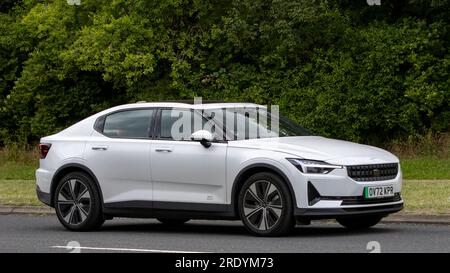 Milton Keynes, Großbritannien - Juli 21. 2023: 2022 weißes Polestar 2 Plus EV FWD Elektroauto, das auf einer englischen Straße fährt Stockfoto