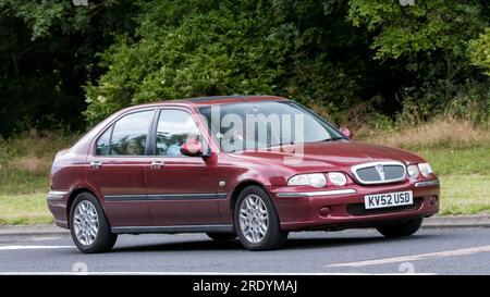 Milton Keynes, Großbritannien - Juli 21. 2023: 2002 roter Rover 45, der auf einer englischen Straße fährt Stockfoto