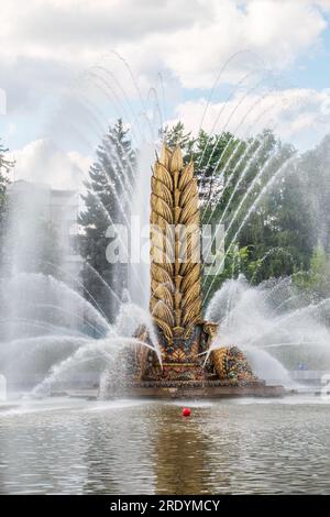 MOSKAU, RUSSLAND - 29. Juli 2022: Legendärer sowjetischer Brunnen Zolotoy Kolos, Goldenes Ohr, erbaut 1954 bei VDNH, nach Restaurierung. Moskau, Russland. Splashe Stockfoto