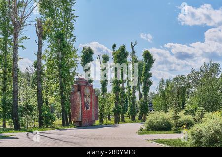 KASAN, RUSSLAND - 9. JUNI 2023: Gasse im öffentlichen Karim Tinchurin Park. Stella mit einem restaurierten Mosaikporträt von Lenin aus der Sowjetära. Sommer CI Stockfoto