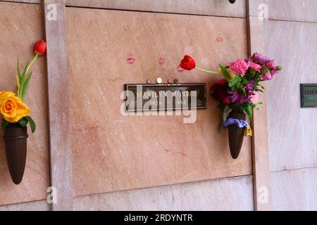 Los Angeles, Kalifornien: MARILYN MONROE Grave auf dem Pierce Brothers Westwood Village Memorial Park Cemetery and Mortuary Stockfoto