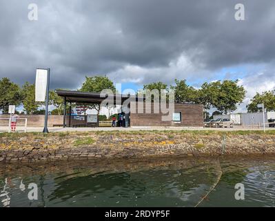 C) Denis TRASFI / MAXPPP - Frankreich, Bretagne, Morbihan, île d'Arz (à proximité de l'Île-aux-Moines) le 22 juillet 2023 - Embarcadère et gare maritime Stockfoto