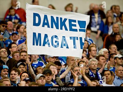 ARCHIVFOTO: Felix MAGATH wird am 28. Juli 2023 70 Jahre alt sein, Fans halten ein Poster mit 'Danke Magath' hoch und bedanken sich bei ihrem Trainer Felix MAGATH, Fußball 1. Bundesliga, FC Schalke 04 - Werder Bremen 0: 2, am 05./01/2010 in Gelsenkirchen, liga1&matchday33&saison0910? Stockfoto