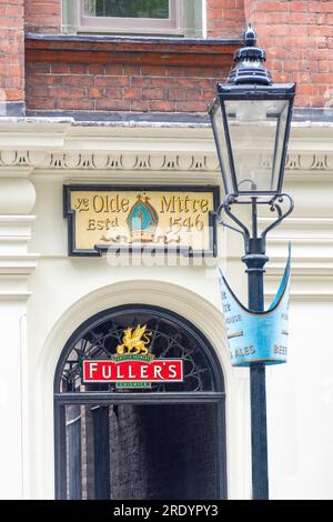 Eintritt zum 16. Cenury Ye Olde Mitre Pub, Hatton Garden, Holborn, London Borough of Camden, Greater London, England, Großbritannien Stockfoto