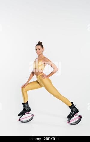 Springschuhe, aktiver Lifestyle, Frau in kangoo Springschuhe, Motivation und Energie Stockfoto