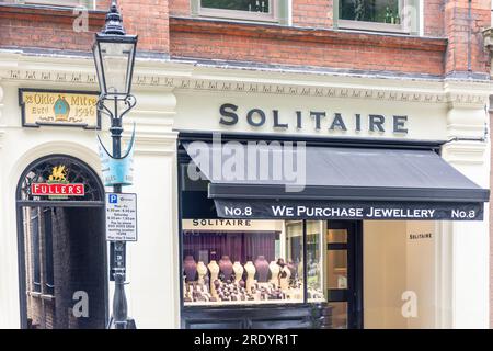 Eingang zu Soliaire Jewellers und Ye Olde Mitre Pub, Hatton Garden, Holborn, London Borough of Camden, Greater London, England, Großbritannien Stockfoto