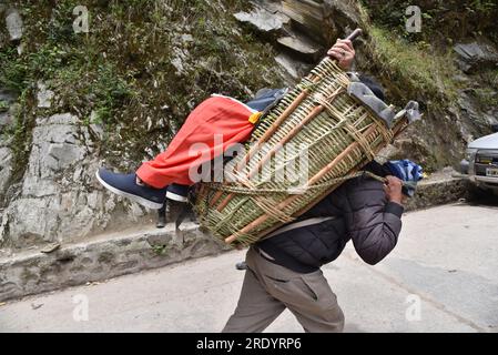 Kedarnath ist eine der heiligsten Wallfahrtsorte von Lord Shiva im Bezirk Rudraprayag der Region Garhwal in Uttarakhand. Kedarnath ist einer der Char Dham in Uttarakhand und der wichtigste dham unter Panch kedar. Kedarnath liegt auf einer Höhe von 3586 m, auf dem Schoß der majestätischen Berggipfel und in der Nähe des Flusses Mandakini, Kedarnath Range ist einer der zwölf Jyotirlingas von Lord Shiva. Indien. Stockfoto