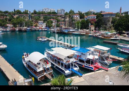 Antalya Marina Türkei in der historischen Altstadt von Kaleici mit Booten und Yachten im Hafen Stockfoto