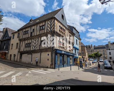 C) Denis TRASFI / MAXPPP - France, Bretagne, Morbihan, Ville de Vannes le 21 juillet 2023 - Rue avec maisons mansardées / France, Brittany, Morbihan, Stockfoto