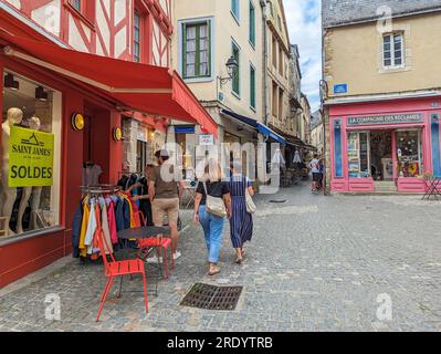 C) Denis TRASFI / MAXPPP - France, Bretagne, Morbihan, Ville de Vannes le 21 juillet 2023 - Anciennes ruelles de la vieille ville avec ses maisons ma Stockfoto