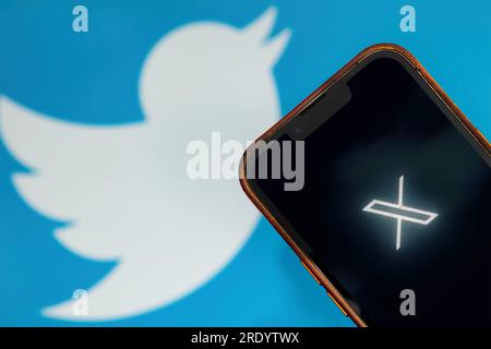 Antalya, Türkei - 24. Juli 2023: Twitter X-Logo auf Smartphone und Twitter-Logo im Hintergrund Stockfoto