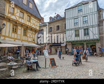 (C) Denis TRASFI / MAXPPP - Frankreich, Bretagne, Morbihan, Ville de Vannes le 21 juillet 2023 - Place Henri IV est ses maisons à colombage / Frankreich, Brit Stockfoto