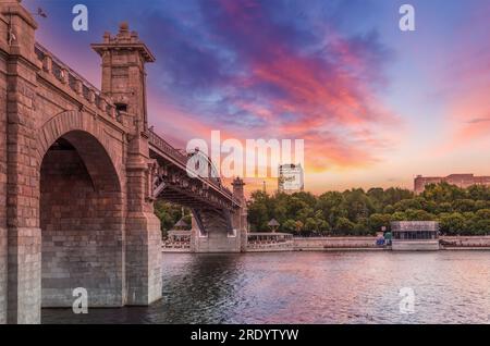 Puschkinsky-Brücke in Moskau bei wunderschönem Sonnenuntergang im Sommer. Atemberaubender Blick auf die Puschkinsky-Brücke bei Sonnenuntergang, Moskau, Russland. Stockfoto