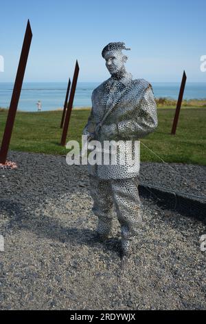 Statuen von WW2 Soldaten aus einzeln geschweißten Metallscheiben im D-Day 75 Garden. Stockfoto