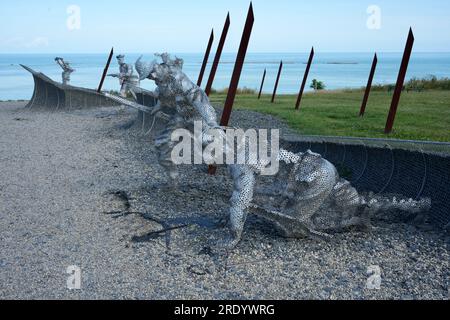 Statuen von WW2 Soldaten aus einzeln geschweißten Metallscheiben im D-Day 75 Garden. Stockfoto