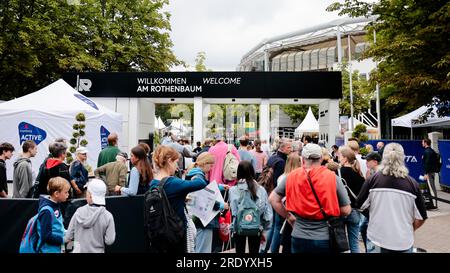 Hamburg, Deutschland. 24. Juli 2023. Tennis: Hamburg European Open (ATP/WTA-Turnier), Rothenbaum-Tennisstadion. Tennisfans stehen am Eingang in der Schlange. Kredit: Frank Molter/dpa/Alamy Live News Stockfoto