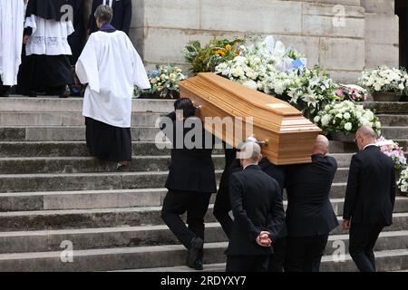 Paris, Frankreich. 24. Juli 2023. Der Sarg während der Beerdigung der Sängerin und Schauspielerin Jane Birkin, die am 16. Juli 2023 in Paris im Alter von 76 Jahren starb, in der Kirche Saint Roch in Paris, Frankreich, am 24. Juli 2023. Foto von Nasser Berzane/ABACAPRESS.COM Kredit: Abaca Press/Alamy Live News Stockfoto