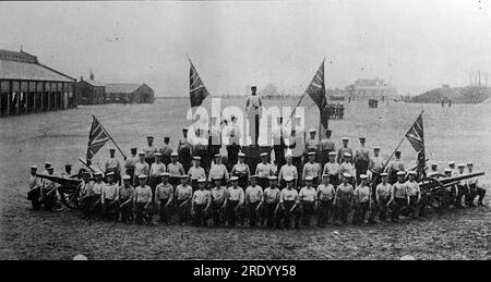 Männer von H.M.S. Ausgezeichnet – die Waffenschule der Royal Navy auf Whale Island. Aus einer Sammlung gedruckter Anzeigen und Fotos von 1908, die sich auf die Southsea und Portsmouth Gegenden von Hampshire, England, beziehen. Einige der Originale waren kaum größer als die Snapshot-Größe und die Qualität war variabel. Stockfoto